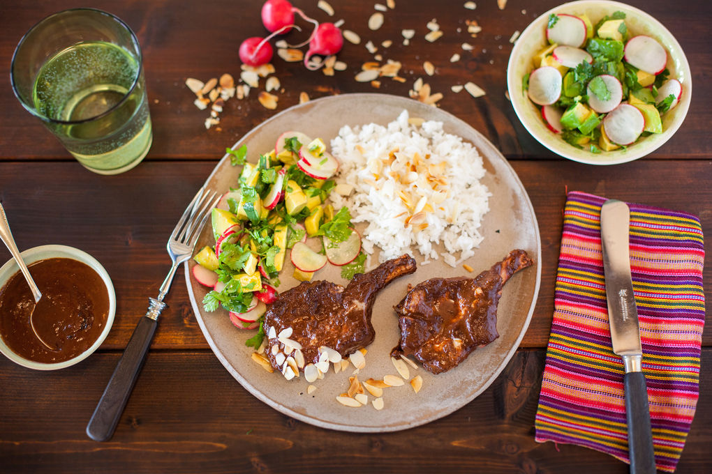 Spanferkel in schokoladiger Mole-Sauce mit Avocado und Reis