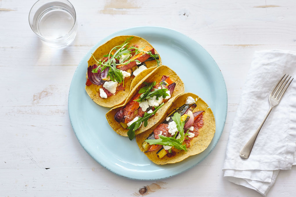 Klassische Fajitas mit Hirtenkäse, Ofengemüse und süßer Sals