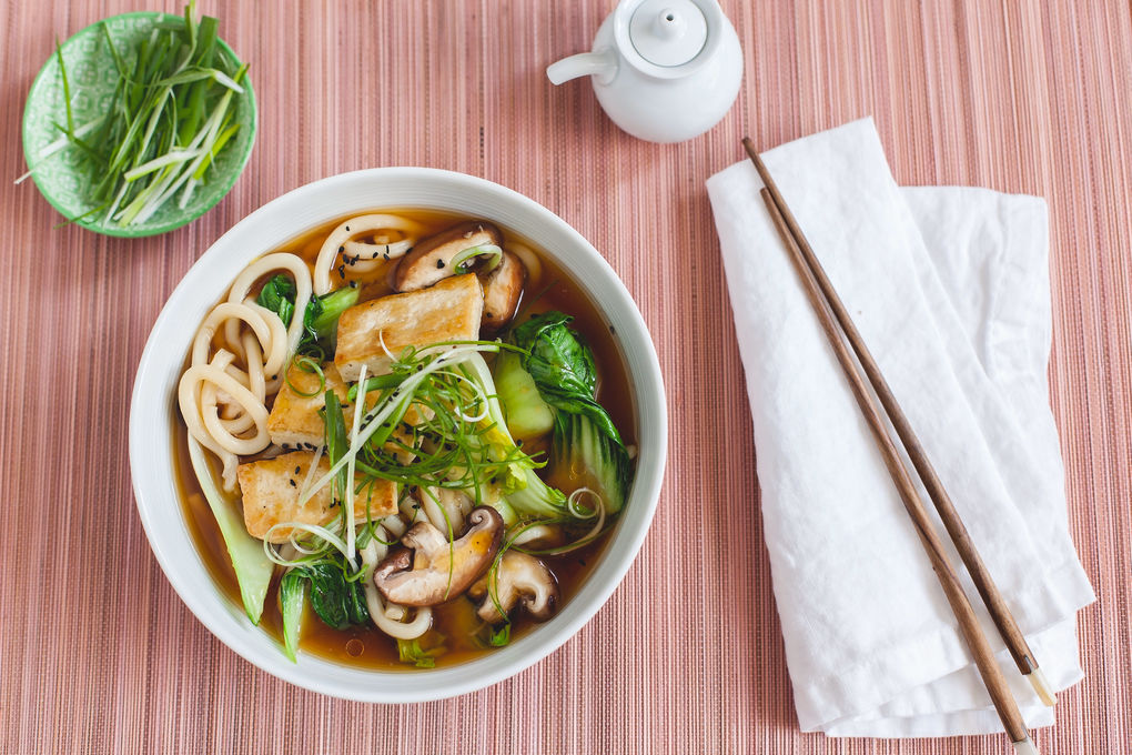 Asiatische Suppe mit Shiitake-Pilzen, Udon-Nudeln und Tofu