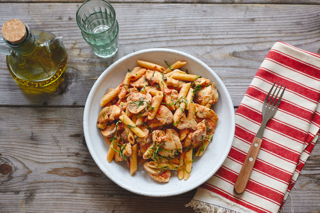 Cremige Hähnchen-Penne mit Tomatensauce und Pilzen