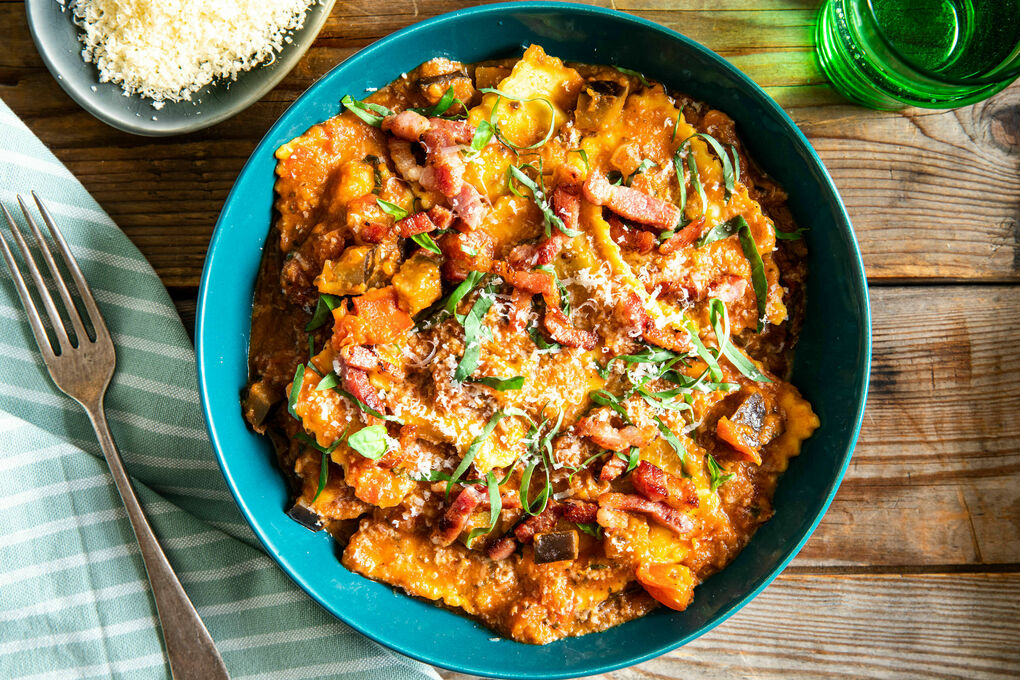 Ricottaravioli und knuspriger Speck mit fruchtiger Auberginen-Tomaten-Sauce