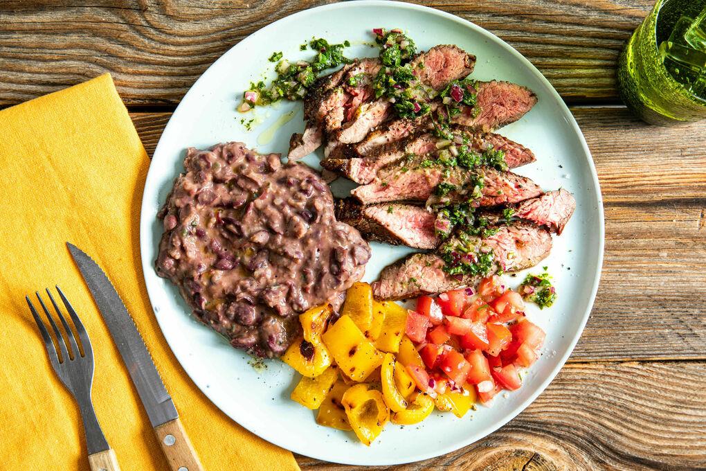 Rindersteak mit zweierlei Salsas und mexikanischem Bohnenmus